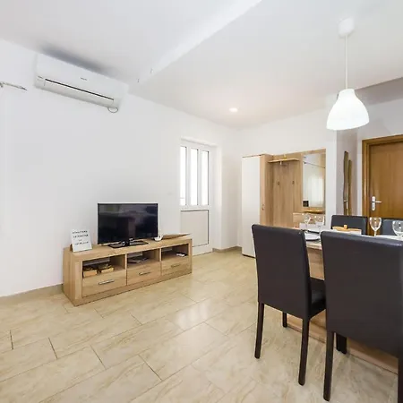 2 Bedroom Front In