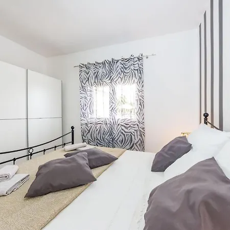 2 Bedroom Front In Apartmán Ždrelac