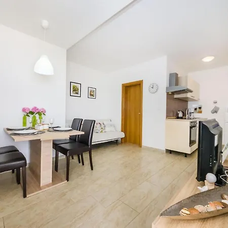 2 Bedroom Front In *
